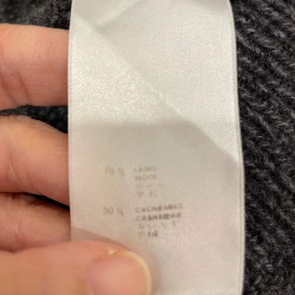Louis Vuitton
Wool & Cashmere Turtleneck - Picture 6 of 9